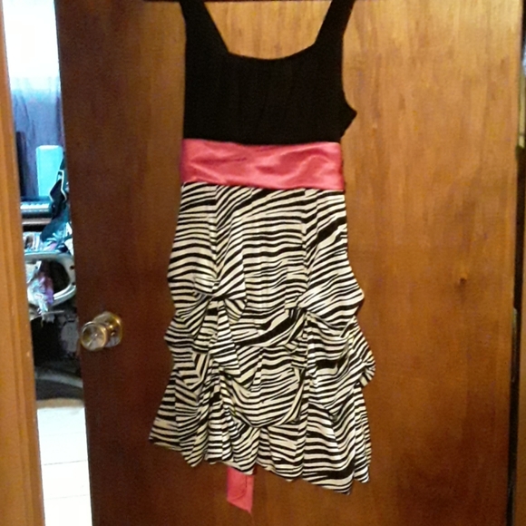 Dresses - Picture 8 of 8